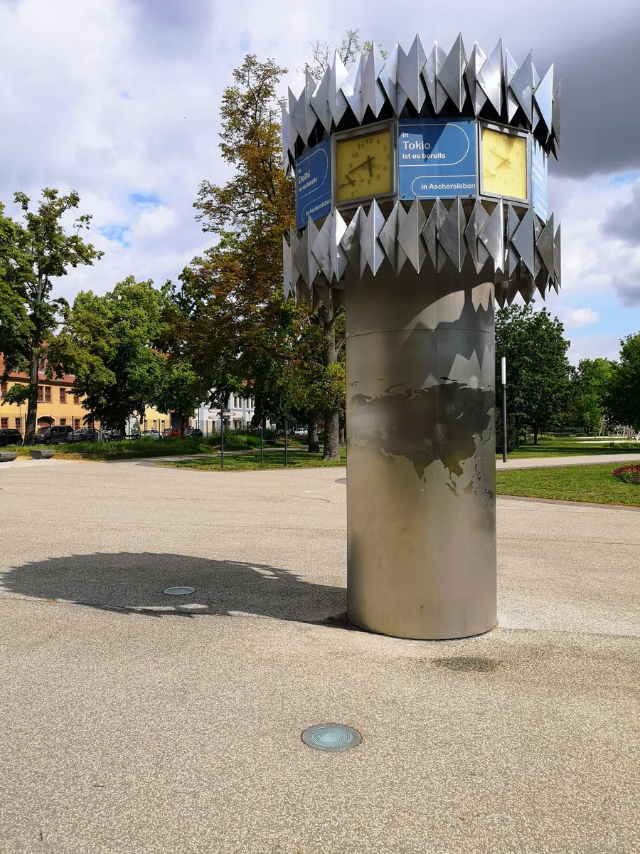 Die Weltzeituhr auf der Herrenbreite in Aschersleben