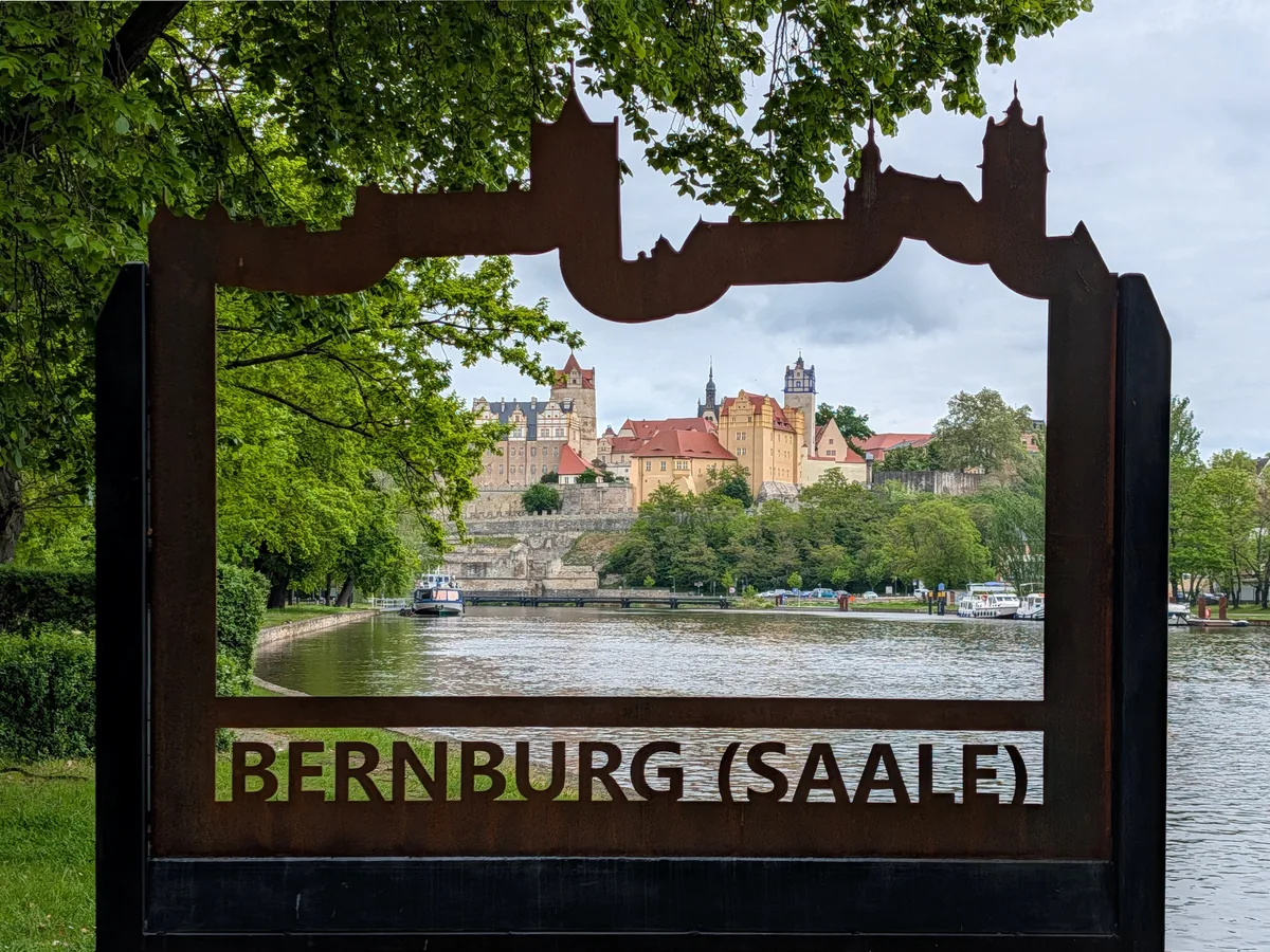 Blick durch den Stadtrahmen an der Saale auf Schloss Bernburg