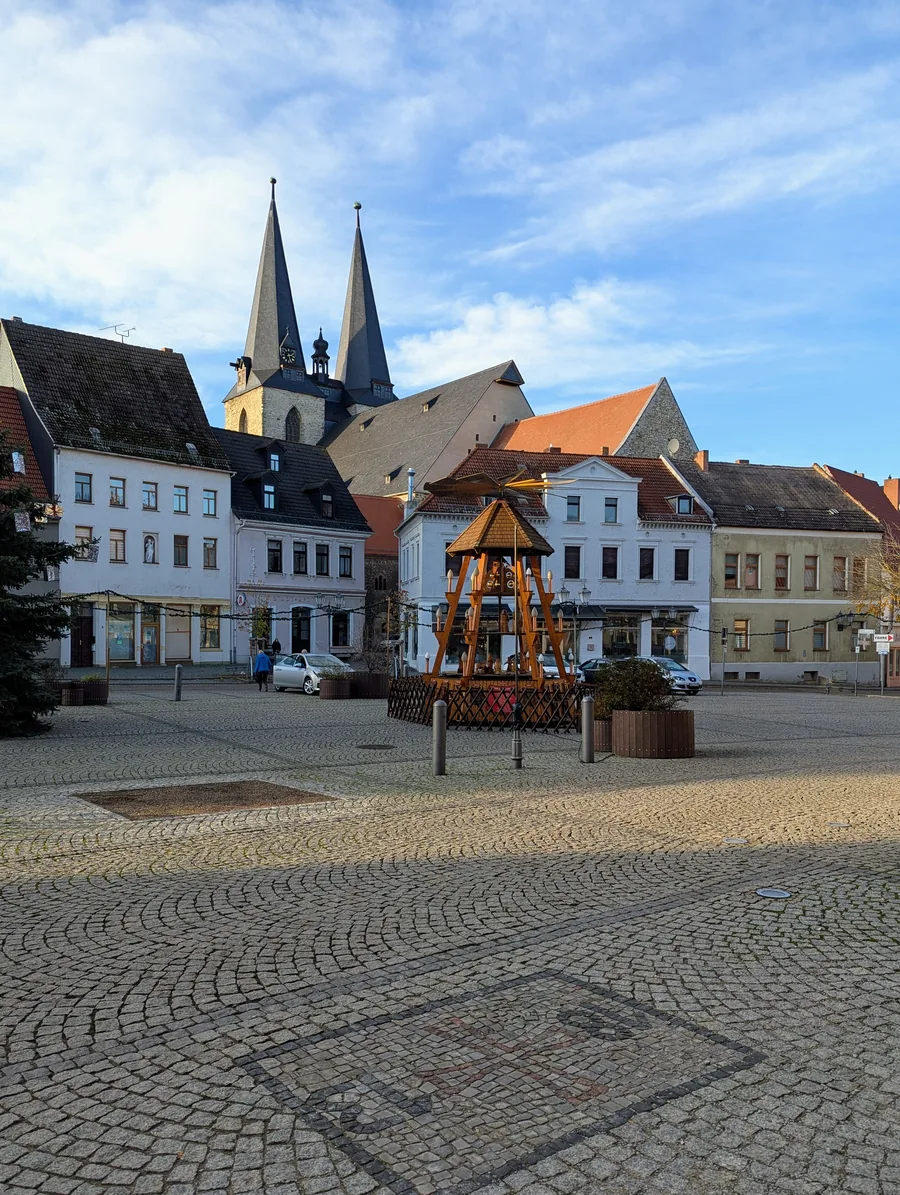 Marktplatz von Calbe an der Saale mit den Türmen von St. Stephani