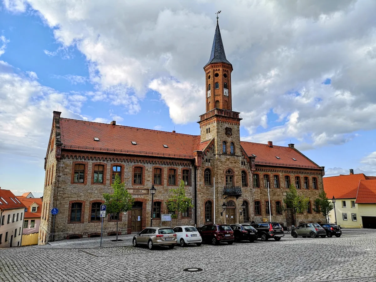 Das Rathaus von Könnern mit seinem Turm über dem Marktplatz