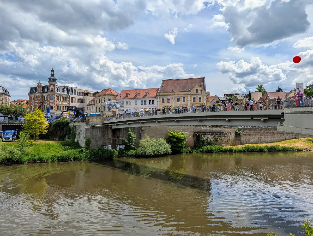 Saalebrücke in Bernburg mit den Häusern der Bergstadt dahinter
