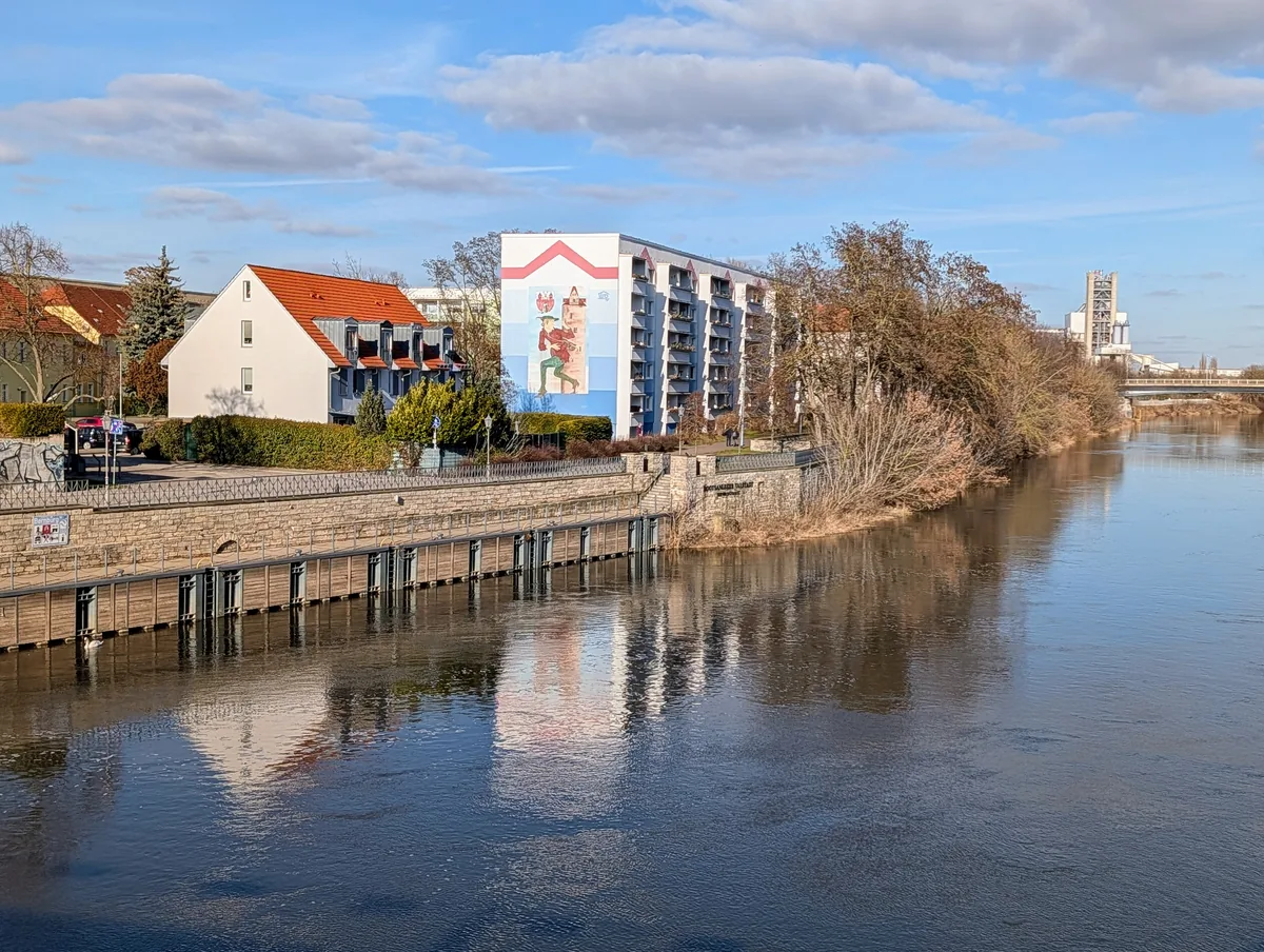 Saaleufer in Bernburg mit dem Eulenspiegel-Wandbild an einem Wohnhaus