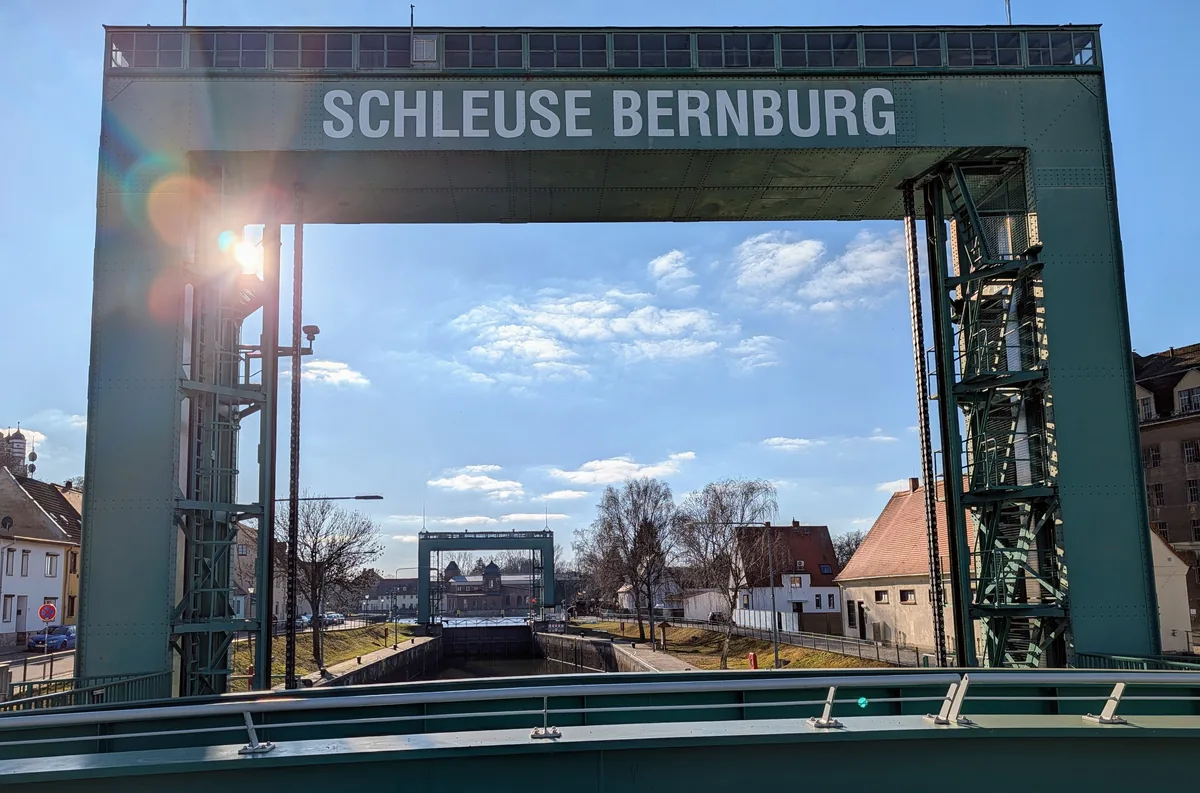Das Hubtor der Schleuse Bernburg an der Saale