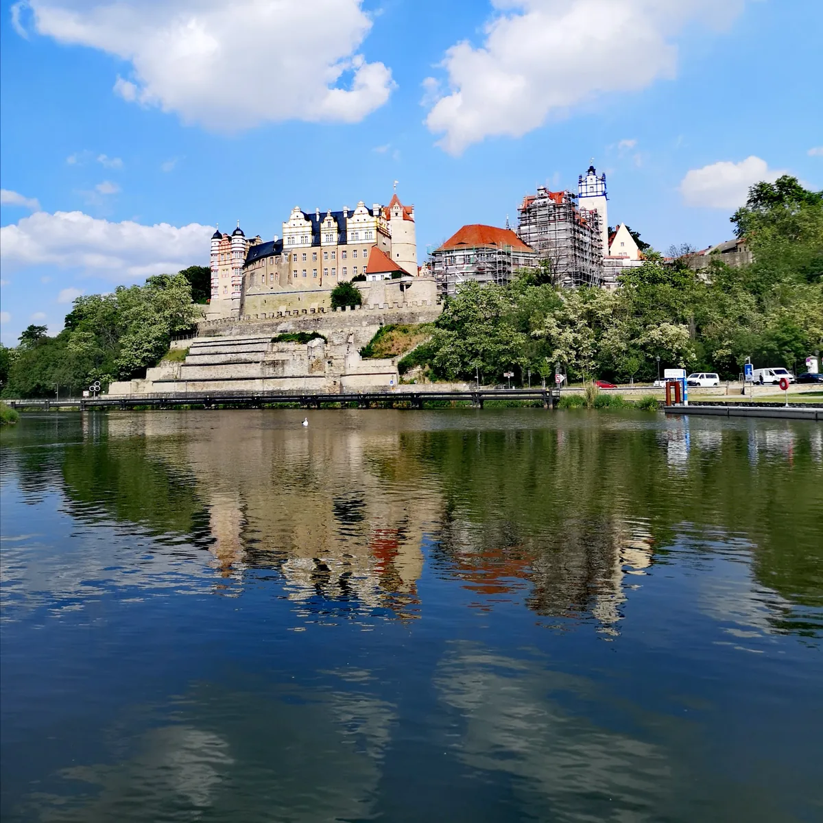 Schloss Bernburg über der Saale, von der Uferpromenade aus gesehen