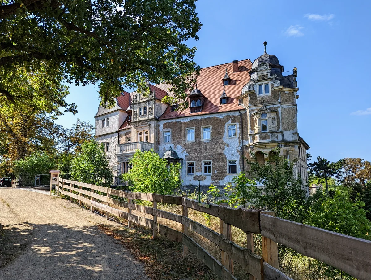 Schloss Hohenerxleben im Staßfurter Ortsteil, von der Zufahrt aus